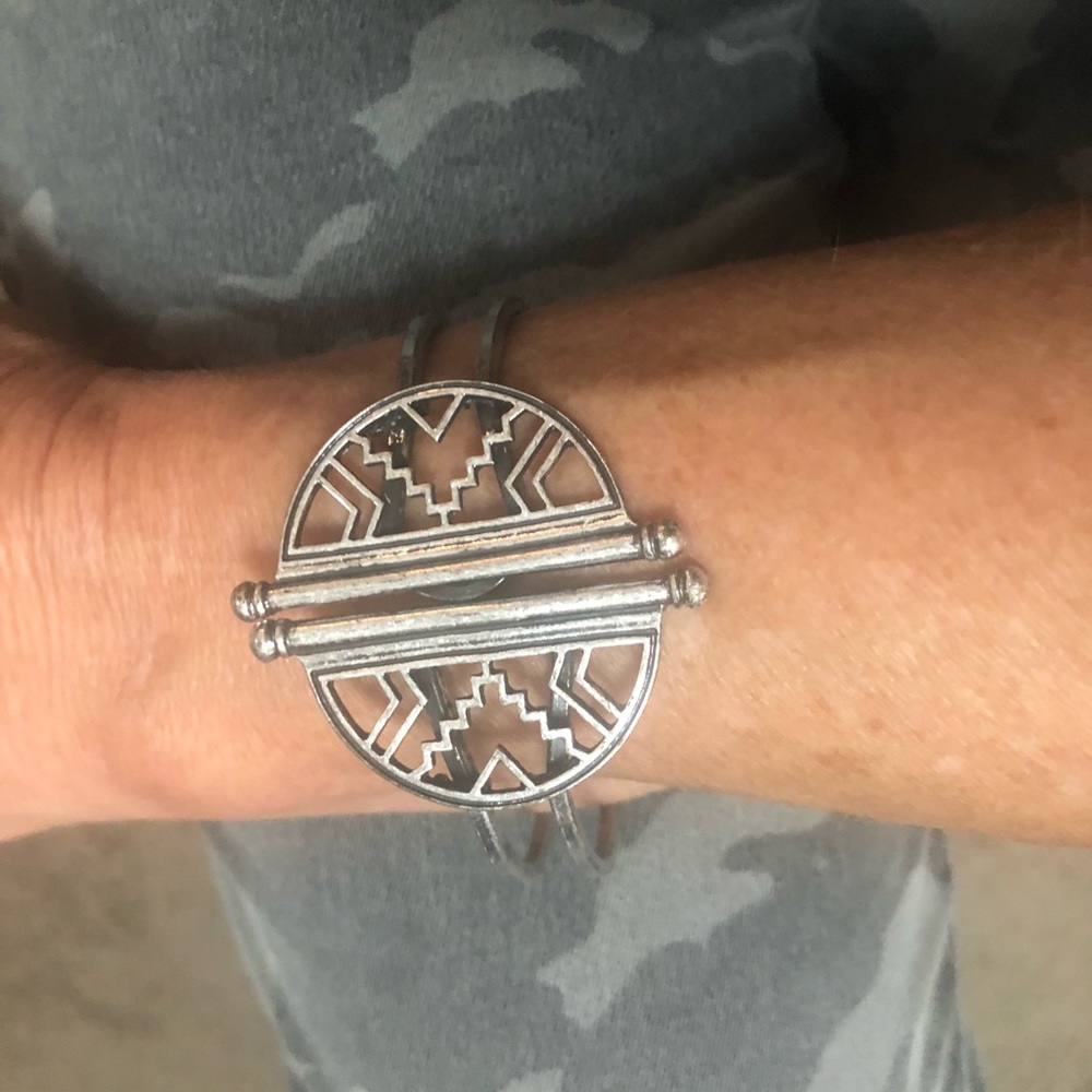 💸 3 for $14 💸Silver- tone  hinge bracelet